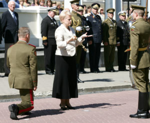 Naujai paskirtas kariuomenës vadas generolas majoras Arvydas Pocius ir Lietuvos Respublikos Prezidentë Dalia Grybauskaitë iðkilmingoje Lietuvos kariuomenës vado skyrimo á pareigas ceremonijoje aikðtëje prie Kraðto apsaugos ministerijos, Vilniuje.