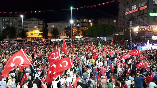 Anti-putsch protesters in Istanbul (Maurice Flesier)